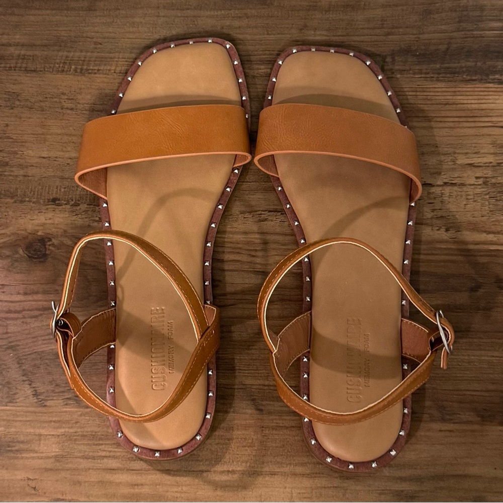 CUSHIONAIRE memory foam studded sandals (W 8.5)